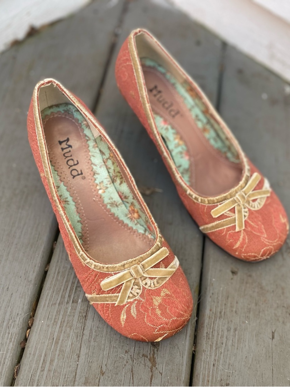 Vintage Mudd Coral Brocade Low Heel Pumps with Gold Trim Ballet Kitten Heels 6.5 - Picture 5 of 15